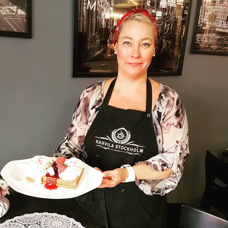 Stockholm Cateringin yrittäjä Päivi Illikainen esittelee valmistamaansa herkkua